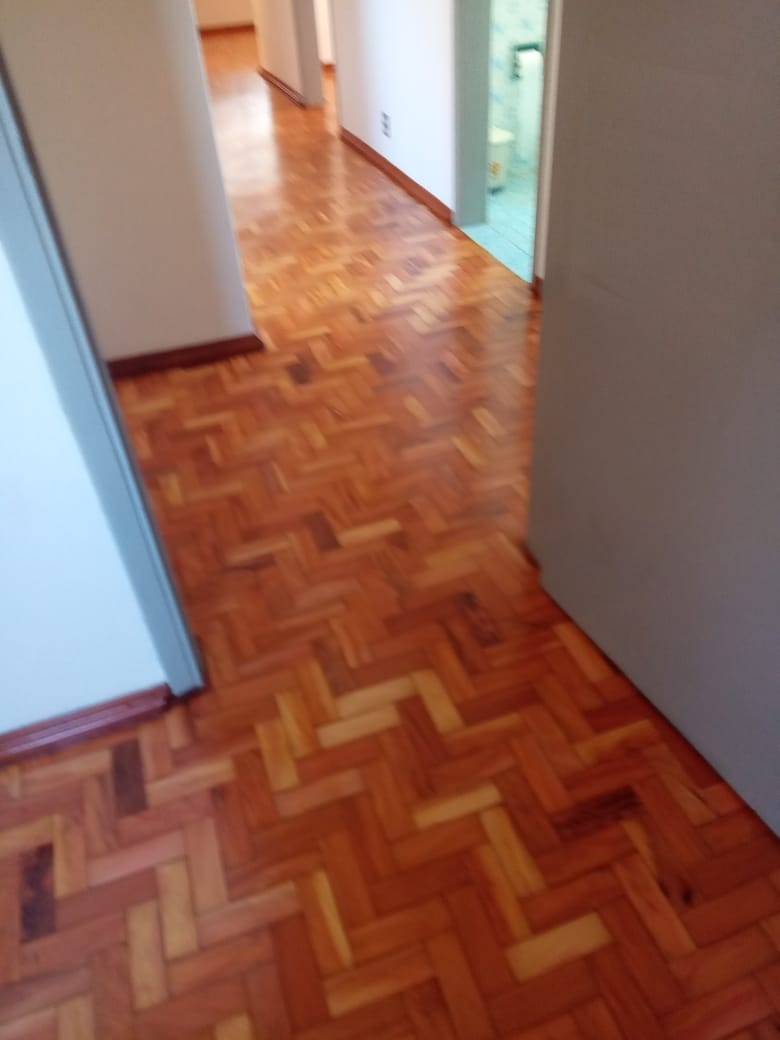 Raspagem e aplicação de resina